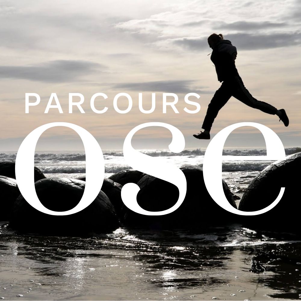 Parcours OSE avec une personne qui saute d'une pierre à une autre